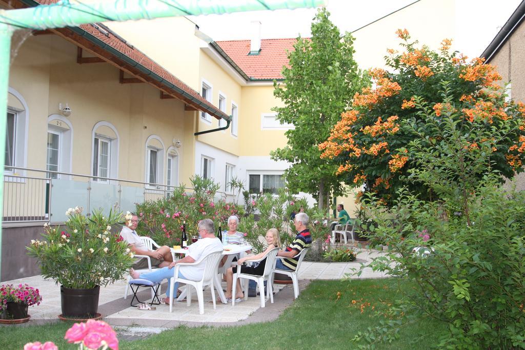 Pension & Weingut Storchenblick Illmitz Exterior photo